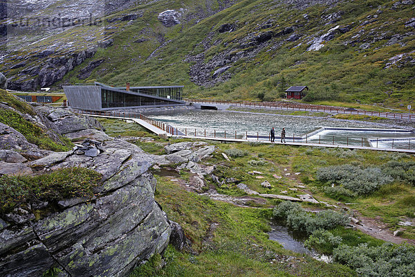 Besucherzentrum am Trollstigen  eine der bekanntesten norwegischen Touristen-Strecken  Åndalsnes  Møre og Romsdal  Norwegen  Nordeuropa