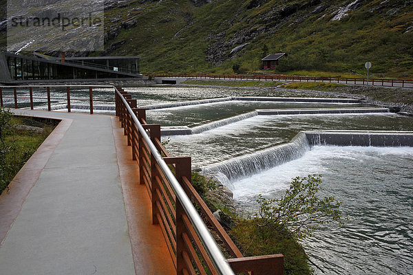 Besucherzentrum am Trollstigen  eine der bekanntesten norwegischen Touristen-Strecken  Åndalsnes  Møre og Romsdal  Norwegen  Nordeuropa