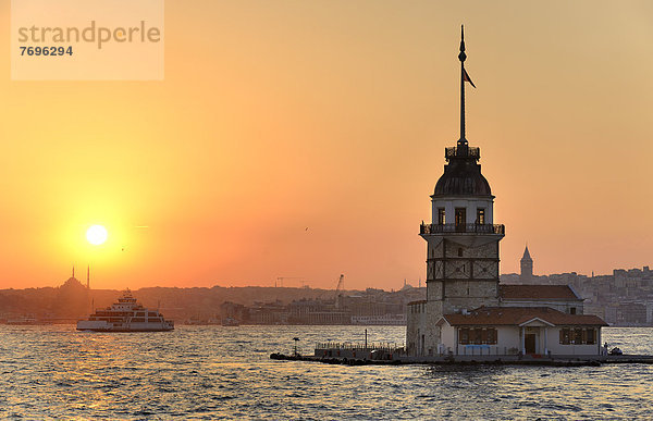 Leanderturm  Kiz Kulesi oder Mädchenturm  im Bosporus bei Sonnenuntergang  von Üsküdar aus