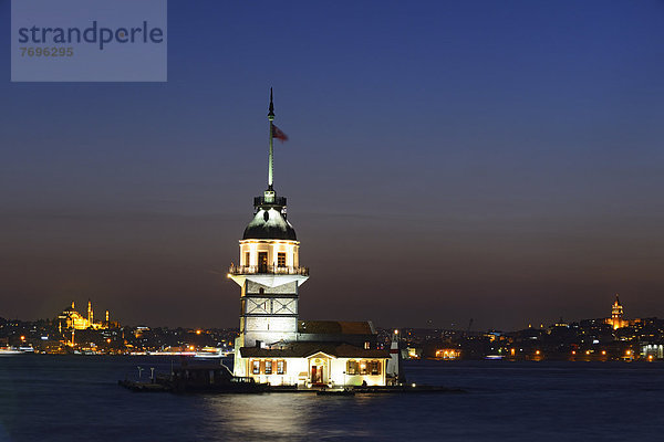 Leanderturm  Kiz Kulesi oder Mädchenturm  im Bosporus bei Nacht  von Üsküdar aus