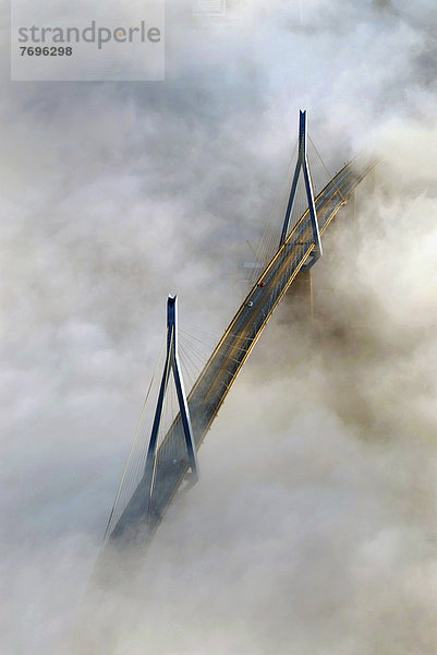 Köhlbrandbrücke im Nebel
