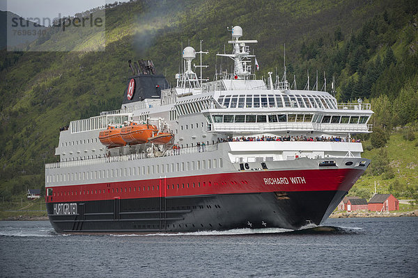 'Hurtigruten-Schiff ''Richard With'' fährt durch den Vestfjord'