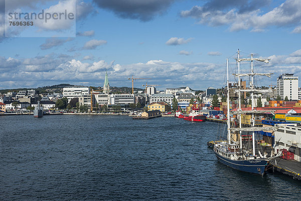 Hafenbecken von Kristiansand mit Segelschiff