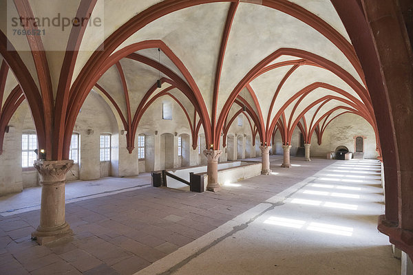 Die gotische Kreuzrippendecke im Mönchsdormitorium von Kloster Eberbach