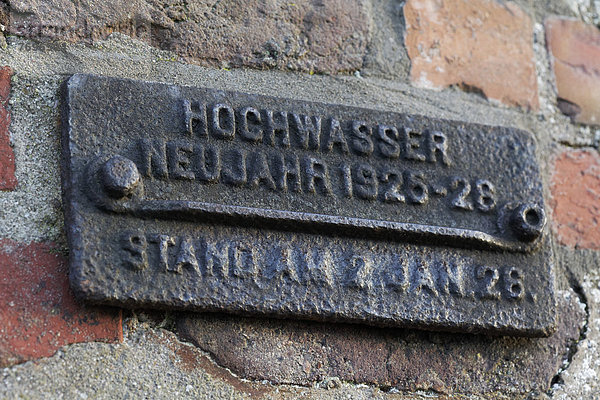 Hochwassermarke Neujahr 1926 am Rheinufer  Kaiserswerth  romantischer Niederrhein