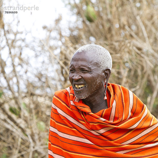 Alter Mann der Massai in traditioneller Kleidung