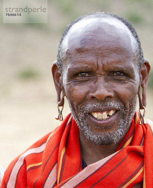 Mann der Massai in traditioneller Kleidung  Porträt