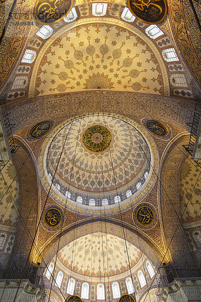 Kuppeln in Yeni Cami  Neue Moschee  Stadtteil Eminönü  Istanbul  Türkei  Europa