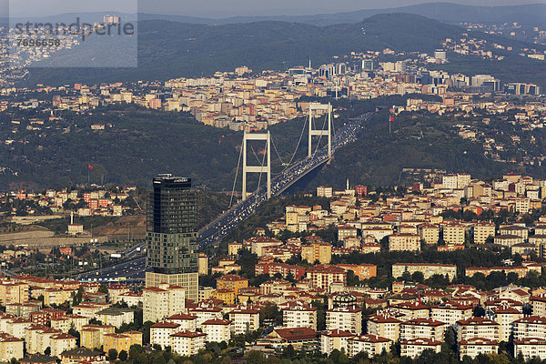 Fatih-Sultan-Mehmet-Brücke oder 2. Bosporus-Brücke  Ausblick vom Istanbul Sapphire