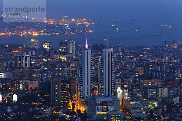 Ausblick vom Istanbul Sapphire nach Süden mit Bosporus und Marmara-Meer bei Dämmerung