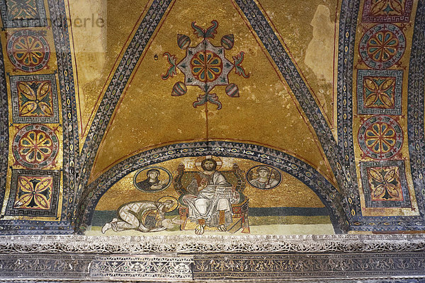 Byzanthinisches Mosaik von Jesus auf Thron und knieendem Kaiser Leo VI im Narthex  Hagia Sophia