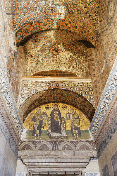 Vorhalle der Krieger  byzanthinisches Mosaik von Jungfrau Maria zwischen Justinian und Constantin mit Symbol für Konstantinopel  Hagia Sophia