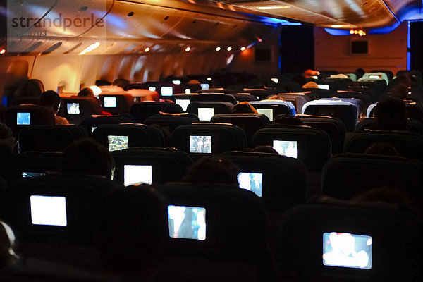 Boeing 777  Economy Class  Inflight Entertainment  Unterhaltungsprogramm nachts im Flugzeug
