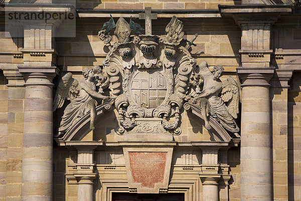 Zwei Engel halten das Wappen von Fürstabt Adalbert von Schleifras  am Hauptportal des Doms St. Salvator zu Fulda  Fuldaer Dom