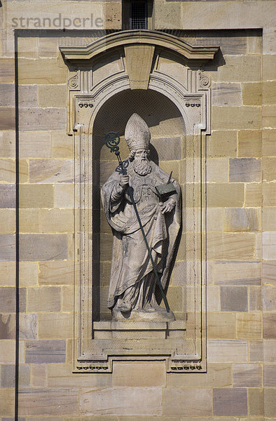 Figur des Bonifatius am Hauptportal des Doms St. Salvator zu Fulda  Fuldaer Dom
