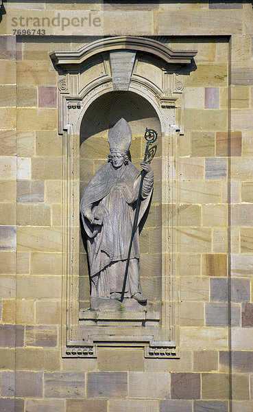 Figur des Klostergründers Sturmius  am Hauptportal des Doms St. Salvator zu Fulda  Fuldaer Dom
