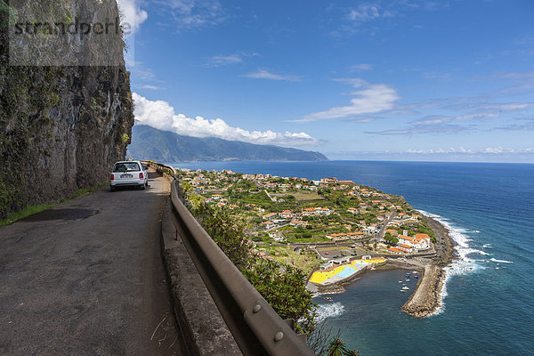 Landstraße entlang der Steilküste bei Ponta Delgada