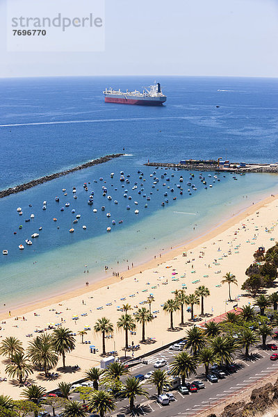 Der Sandstrand Playa de las Teresitas mit Palmen aus der Vogelperspektive  hinten großes Frachtschiff
