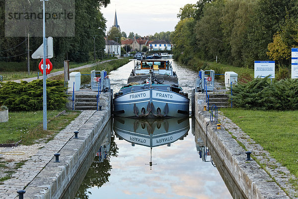 Frachter FRANTO auf dem Canal des Vosges  früher Canal de l?Est  letzte südliche Kanal-Schleuse Nr. 46