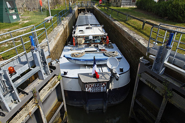 Frachter JOSHUA an der Schleuse 41  Canal des Vosges  früher Canal de l?Est