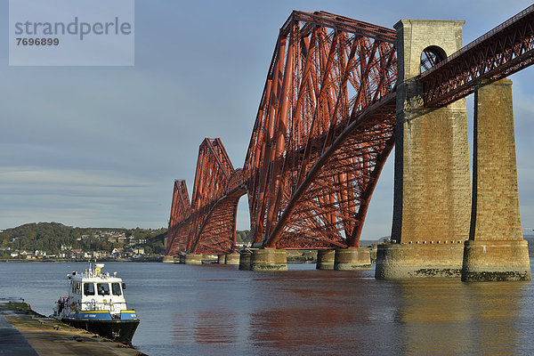 Bootsanleger bei Forth Bridge  Eisenbahnbrücke über den Firth of Forth  Queensferry  City of Edinburgh