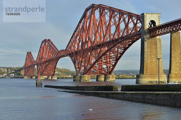 Forth Bridge  Eisenbahnbrücke über den Firth of Forth  Queensferry  City of Edinburgh