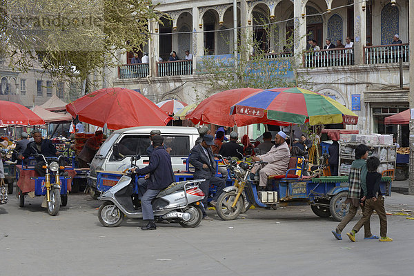 Marktstände mit muslimischen Händlern und Teestube auf Veranda eines Lehmhauses  uigurisches muslimisches Viertel