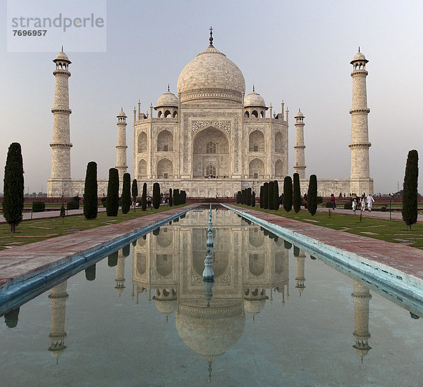 Taj Mahal oder Tadsch Mahal  Mausoleum  UNESCO-Weltkulturerbe  Spiegelung im Wasserbecken
