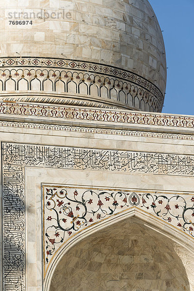 Detail Kuppel und Front  Taj Mahal oder Tadsch Mahal  Mausoleum  UNESCO-Weltkulturerbe