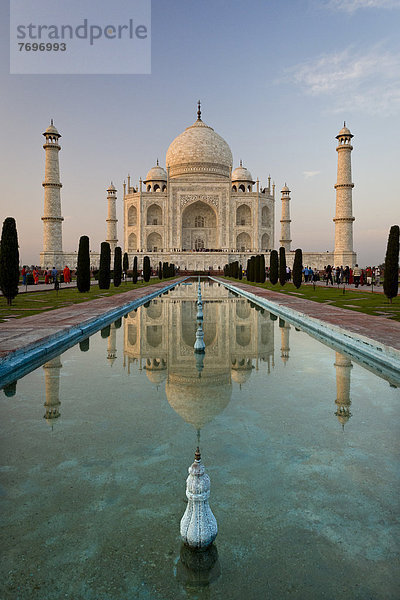 Taj Mahal oder Tadsch Mahal  Mausoleum  UNESCO-Weltkulturerbe  Spiegelung im Wasserbecken