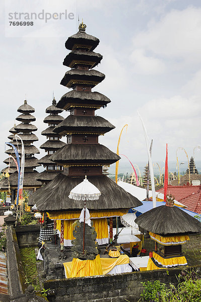 Tempelfest  mit Schirmen und Fahnen geschmückter Besakih-Tempel und Wallfahrtstätte am Fuße des Gunung Agung