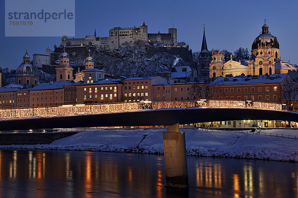 Stadtbild von Salzburg bei Nacht im Winter