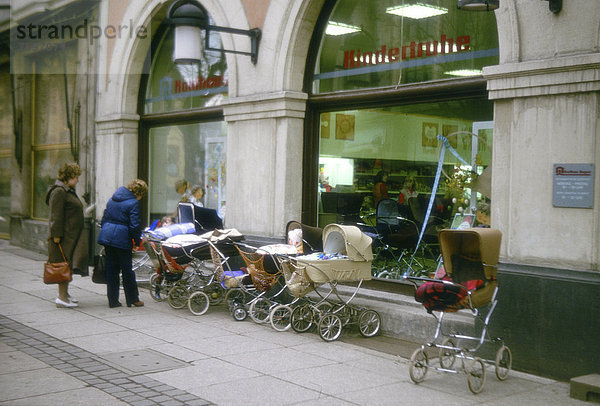 Kaufhaus Kindertruhe in Weimar  vor und im Schaufenster Kinderwagen  im April 1985  DDR  Deutsche Demokratische Republik  Europa
