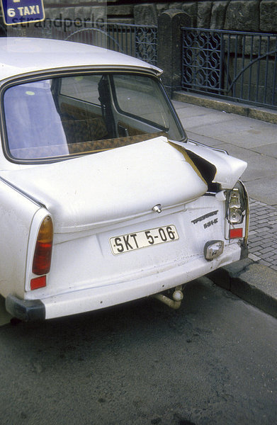 Gesprungener Kofferraumdeckel eines weißen Trabant  geparkt in Leipzig  im April 1985  DDR  Deutsche Demokratische Republik  Europa