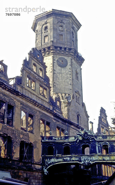 Ruine des Schlosses  Brücke zur Hofkirche  Altstadt Dresden im April 1985  Sachsen  DDR  Deutsche Demokratische Republik  Europa
