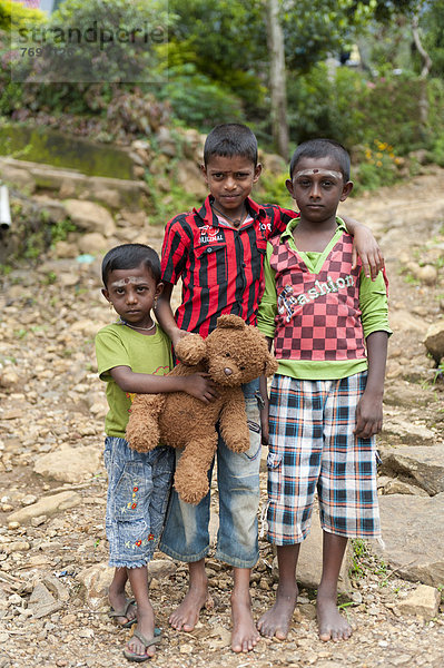 Tamilen  drei Kinder mit Teddy-Bär