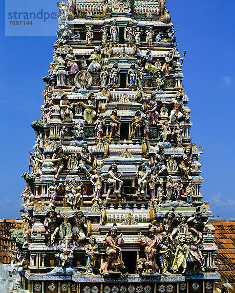 Gopuram oder Torturm am Eingang zum Hindutempel Ganeshan