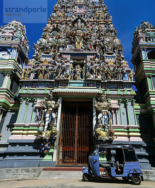 Tuk Tuk vor dem Gopuram oder Torturm am Eingang zum Hindutempel Colombo II