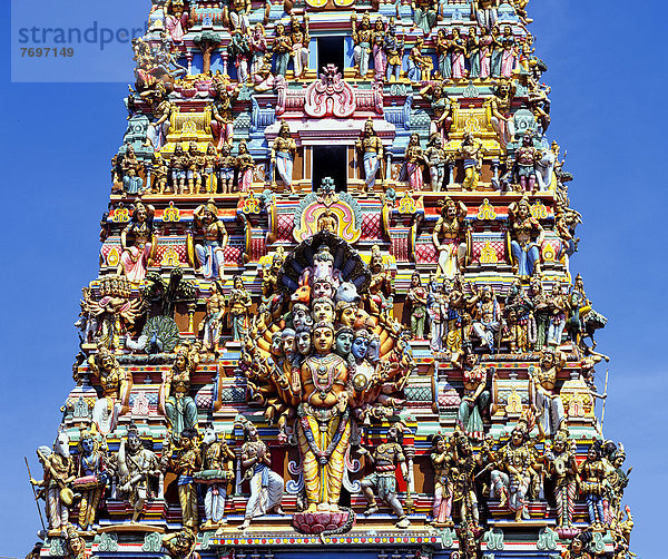 Gopuram oder Torturm am Eingang zum Hindutempel Colombo II