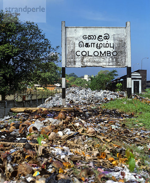 Ortschild von Colombo  Slum  Schmutz