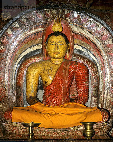 Sitzender Buddha im Schrein  Degaldoruwa Höhlentempel