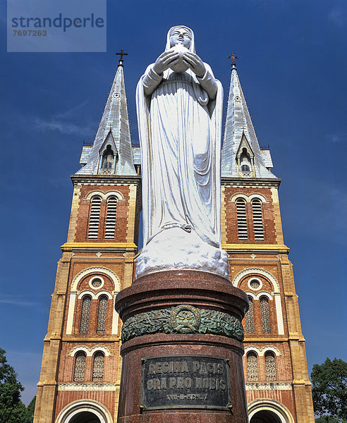 Madonna Statue  Jungfrau Maria vor der neoromanischen Kathedrale Notre Dame