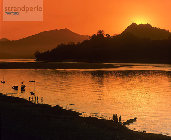 Ufer des Mekong bei Sonnenuntergang