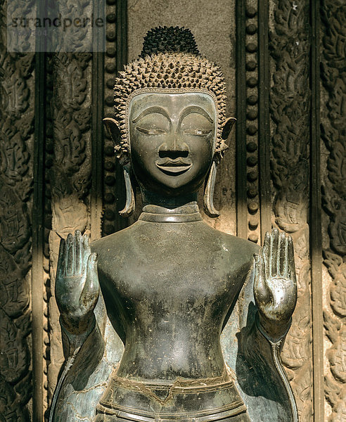 Buddhastatue vor dem Wat Ho Prakeo  Ho Phra Keo Tempel  Nationalmuseum