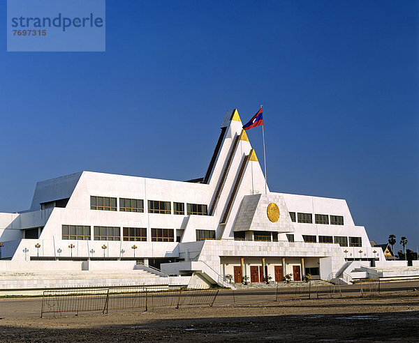 Parlament  Regierungsgebäude  mit Nationalflagge