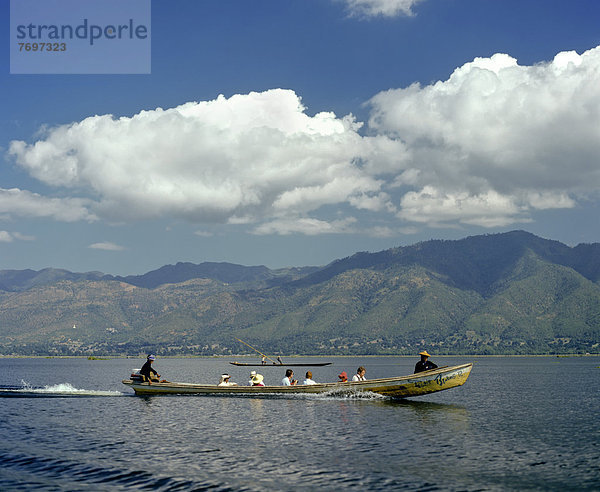 Boot mit Touristen auf dem Inle-See