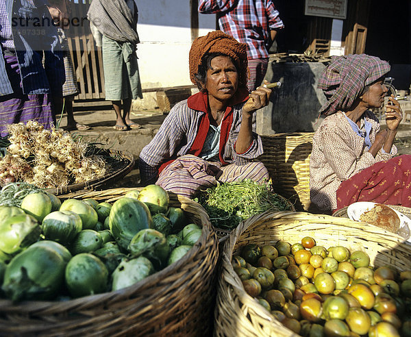 Frauen verkaufen Obst und Gemüse auf einem Markt