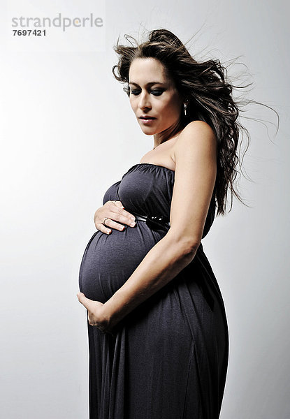 Schwangere Frau mit Schwangerschaftsbauch in Kleid