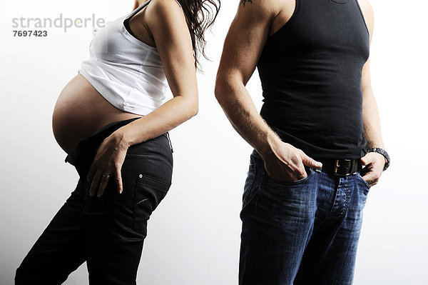 Schwangere Frau mit Schwangerschaftsbauch und Mann