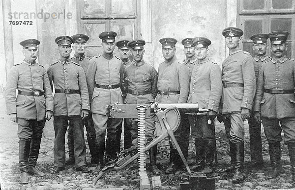 Preußische Soldaten in Ausgehuniformen vor wassergekühltem Maschinengewehr  vor Ausbruch 1. Weltkrieg  ca. 1914